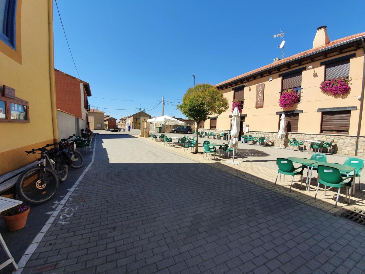 Albergue Villares De Orbigo - Solo Para Peregrinos Extérieur photo